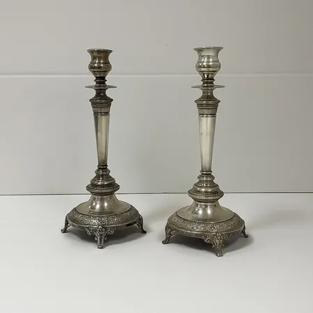 Ett par ljusstakar, höjd: 24cm, gravyr, saknar ljusmanschetter, 830/1000 silver, 291,1g.