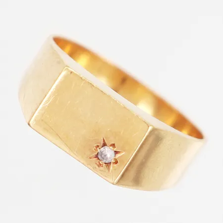 Klackring med vit sten, stl 19½, bredd: 5-8mm, 18K  Vikt: 5,2 g