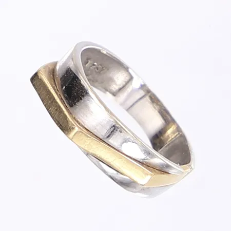 Ring, stl 18, bredd ca 4-5mm, tvåfärgad, repor, 18K Vikt: 4,5 g