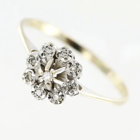 Ring med diamanter 9 x ca 0,005ct, 8/8-slipade, stl 19¼, bredd 1,5-8,5, vitguld, i behov av rodiering, 18K Vikt: 1,9 g