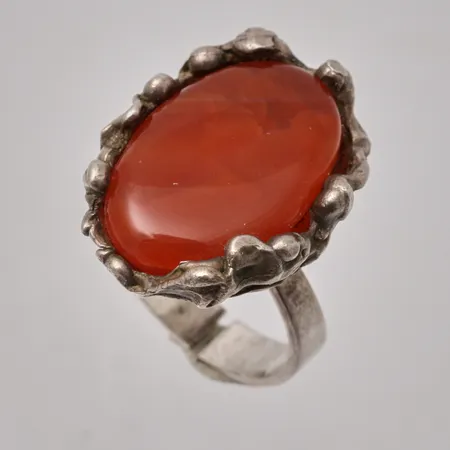 Ring i silver, stl 17, öppen skena, bredd 4,8-25,5mm, 1st Karneol, mått 15x21,5mm, 925/1000, vikt 11,8g.