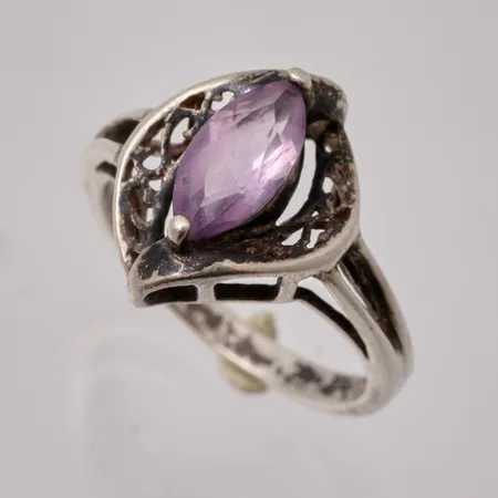 Ring i silver, stl 16¼, bredd 2,3-15,2mm, 1st lila sten, mått 4,8x11mm, 925/1000, tillverkad av Avon, vikt 2,93g.