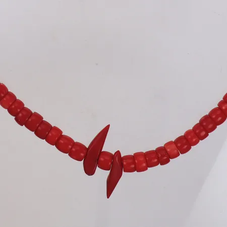 Collier med röda stenar, längd 45,5cm, bredd 8,3-28mm, trätt på metallvajer, lås i 18K Vikt: 67,3 g