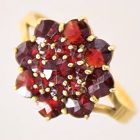 Ring med röda stenar, troligen granater, stl: 16½, bredd: 2,2-12,4mm, 18K  Vikt: 3,4 g