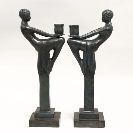 Ett par ljusstakar i art-decostil, patinerad brons, märkta i botten APG/Art People Gallery, samtida, höjd 41cm,  Skickas med postpaket.