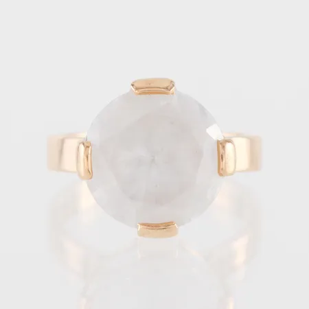 Ring med sten, Nyhedes Ur & Guld AB Värnamo, storlek 19 ¾ mm, bredd 3.5-15.9 mm, 18k. Vikt: 9,7 g