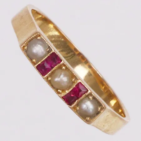 Ring, röda stenar, odlade pärlor, stl 16½, bredd 2,3-3,2mm, år 1961, 18K  Vikt: 2,1 g