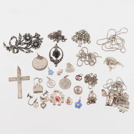 Diverse silversmycken, en del med slitage och defekter. Vikt: 75,9 g