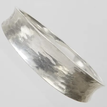 Armring, hamrad modell, innermått: 70x66mm, bredd: 8,7-18,4mm, Osmond Konst & Smide, Stockholm, 1993, silver, 925/1000