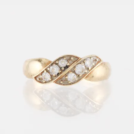 Ring med stenar, storlek 18 mm, bredd 1.8-7.1 mm, ojämn form, 14k. Vikt: 2,5 g