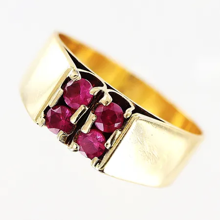 Ring, röda stenar, stl 17¼, bredd 5-6mm, 18K.   Vikt: 4,3 g