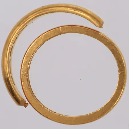 Diverse guld, gravyr, defekt, 23K  Vikt: 8,5 g