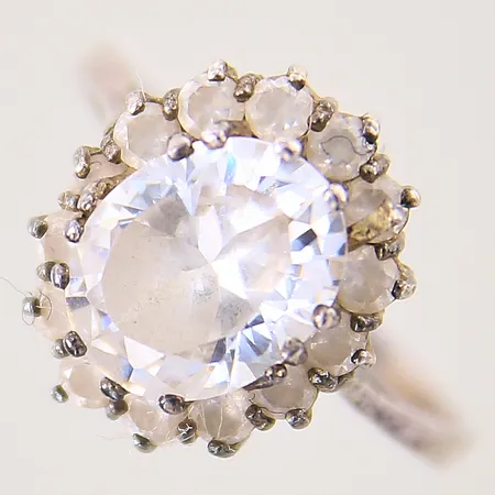 Ring med vita stenar, stl: 17½, skev skena, silver 925/1000 Vikt: 3,7 g