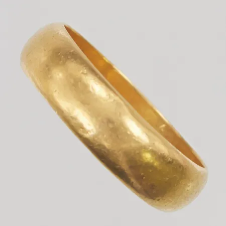 Ring, Ø21¾, bredd: 6,8mm, gravyr, 23K, 11,8g.