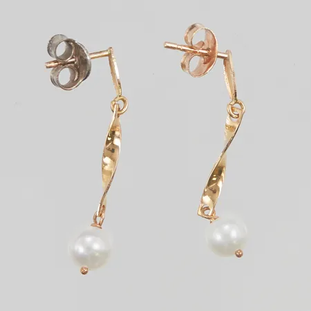 Örhängen, pärlor, 27mm, stift, en snurrebuss i oädel metall, 18K, 1,3g.