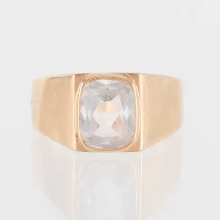 Ring med sten, storlek 19 mm, bredd 2.9-9,5 mm, 18k. Vikt: 2,7 g