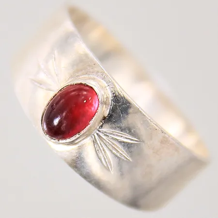 Ring med orangeröd sten, stl 17½, bredd 4-8mm, sten med slitage, silver 835/1000 Vikt: 2,6 g