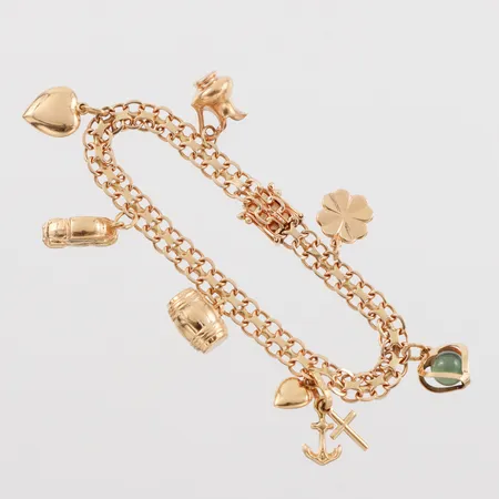 Armband X-länk med 7 st berlocker, längd ca 18 cm, bredd 6.2 mm, 18k. Vikt: 19,8 g