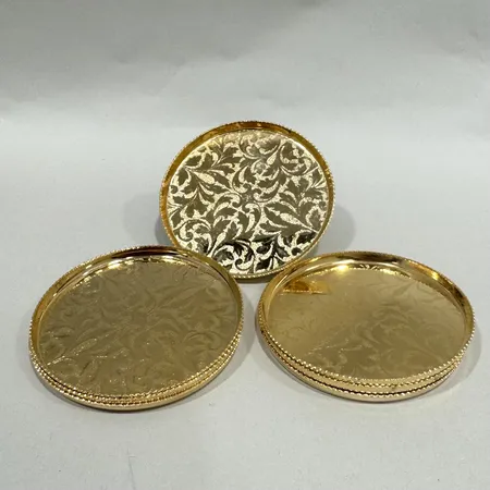 Glasunderlägg med dekor, Scandia Guld, sju stycken, Ø7,6cm, 24K guldplätering, färgbortfall, repiga, buckliga Skickas med paket.