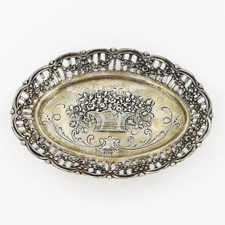 Fat med genombruten dekor, 108x70mm, svensk importstämpel, silver 830/1000. Vikt: 43,7 g