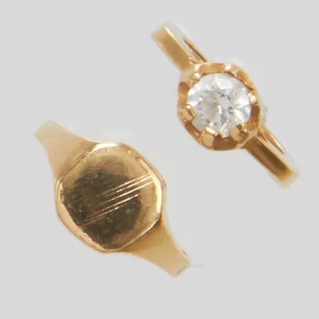 Två hängen, miniatyrringar, vit sten, Ø 7mm, 18K Vikt: 0,6 g