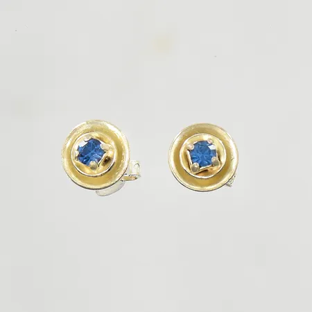 Ett par örhängen med blå stenar, Ø8 mm, 835/1000 silver. Vikt: 1,4 g