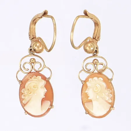 Ett par örhängen med caméer, höjd 32mm, ostämplade, 18K Vikt: 3,3 g