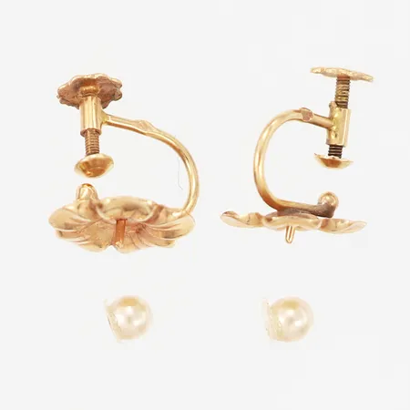 Ett par örhängen med pärlor, 10x15mm, defekt, lösa pärlor, 18K Vikt: 2 g