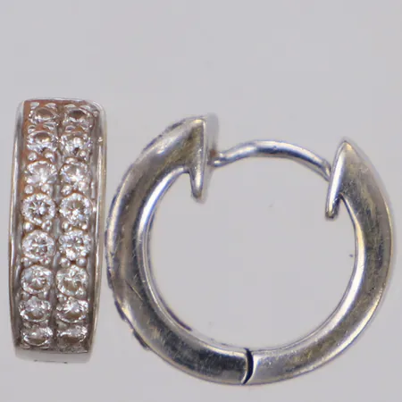 Ett par örhängen med diamanter 32xca0,01ct, Ø12mm, bredd 4,2mm, vitguld, 18K Vikt: 3,8 g