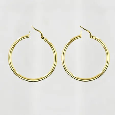 Ett par örhängen, Ø35 mm, bredd 3 mm, 18K. Vikt: 3 g