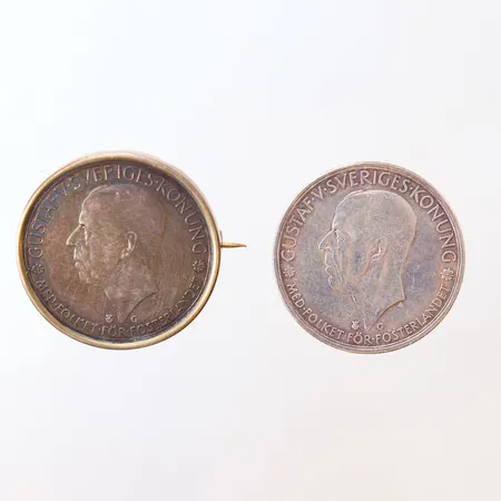 2 Mynt/brosch, Gustaf V Sveriges Konung, 1935-1435, Ø36mm, 5kr, 900/1000 silver  Vikt: 53,6 g