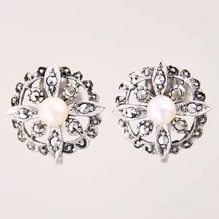 Ett par örhängen med odlade pärlor samt markasiter, Ø12mm, skruvlås, silver 830/1000 Vikt: 3,6 g