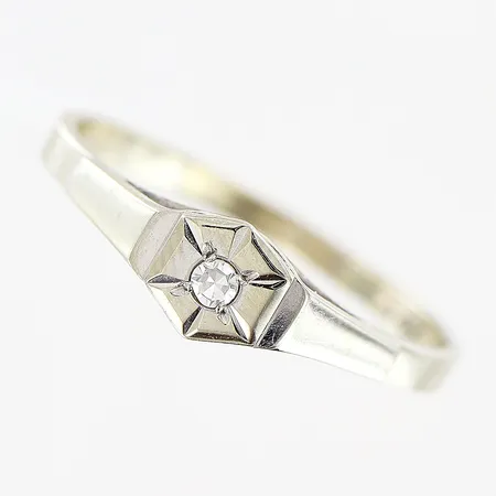 Ring, 8/8 slipad diamant ca 0,03ct, stl 18¾, bredd 1,5-5mm, vitguld, 18K Vikt: 2,1 g