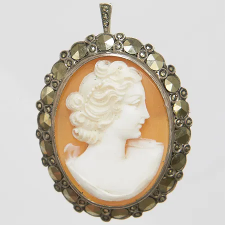 Brosch/hänge med snidad snäckskalskamé samt markasiter, 43,1x30,9mm, silver, 830/1000 Vikt: 11 g