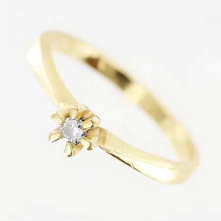 Ring, diamant ca 0,05ct, stl 17½, bredd 2-4mm, 14K.   Vikt: 2,4 g