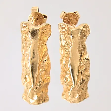 Ett par örhängen med dekor, 25x9mm, ALTON, ena stiftet något skevt, 18K Vikt: 11 g
