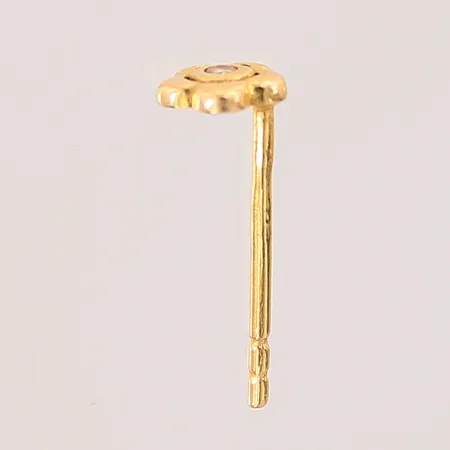 Udda örhänge med vit sten, Ø5mm, ostämplad, skevt stift, 18K  Vikt: 0,4 g