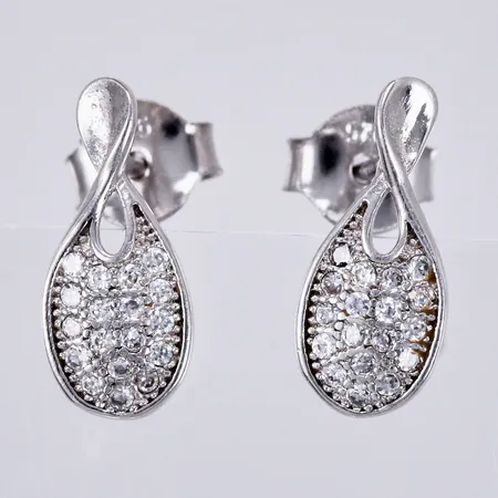 Ett par örhängen med vita stenar, längd ca 1,2 cm, bredd ca 5mm, 925/1000 silver  Vikt: 1,1 g