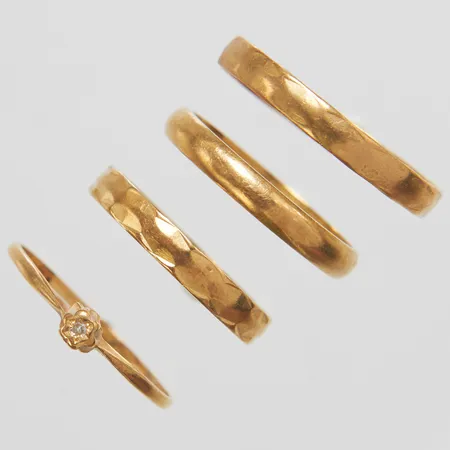4 Ringar, skeva, personliga gravyrer, en med diamant 1 x ca.0,005ct, 18K Vikt: 5,8 g