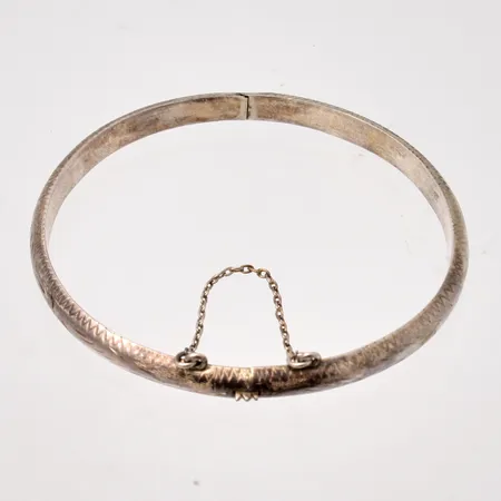 Armring i silver, 18,5cm, bredd 5,4mm, 925/1000, öppningsbar med säkerhetskedja, vikt 6,83g.