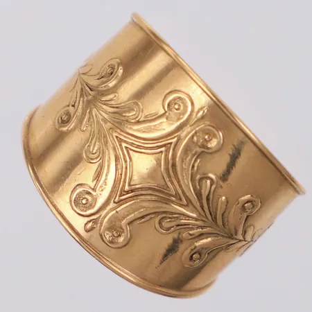 Ring med mönster, stl 18¾, bredd 6,4-16,7mm, år 1987, 18K Vikt: 6,4 g
