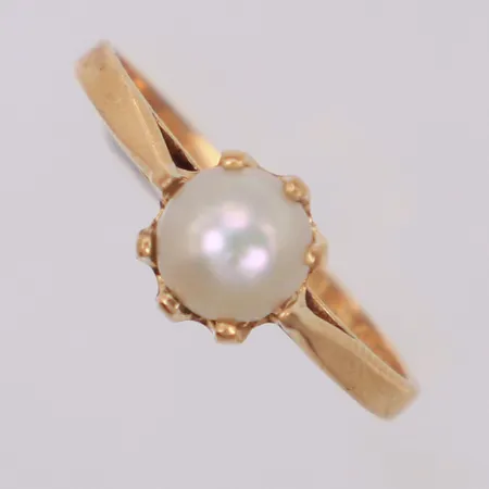 Ring med odlad pärla Ø5,8mm, stl 15½, bredd 1,6-6,9mm, ytslitage på pärla, 18K  Vikt: 1,8 g
