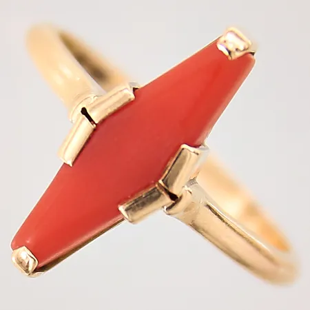 Ring med korall, stl 17¼, bredd 2-17mm, Finland, 14K  Vikt: 2,8 g