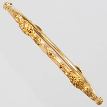 Armring, innermått: 61,2x59mm, bredd: 3-4,7mm, ostämplad, bucklig, skev, 21K Vikt: 9,1 g