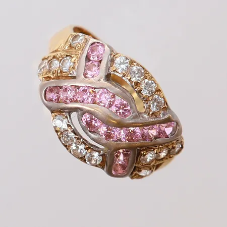 Ring med vita stenar, stl: 17, bredd 2,5-12,5mm, bucklig/oval, 18K.  Vikt: 3,7 g