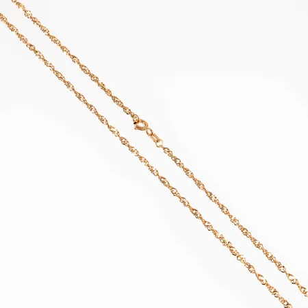 Kedja, Singapore i 18K guld. Den är 42 cm lång, 2 mm bred och väger 3,4g. Fint skick. Stämplad GHA, 750. Springring.