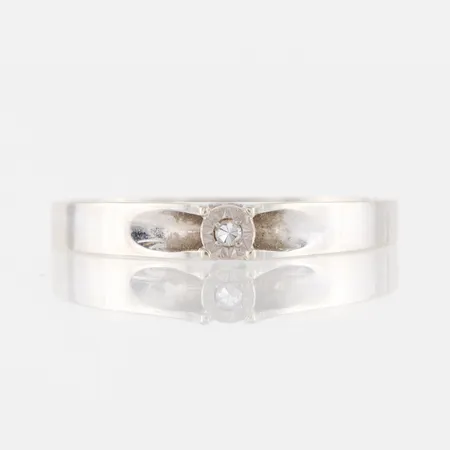 Ring vitguld med liten diamant, Guldfynd AB, storlek 19 ¼ mm, bredd 2.1-3.4 mm, 18k. Vikt: 2 g