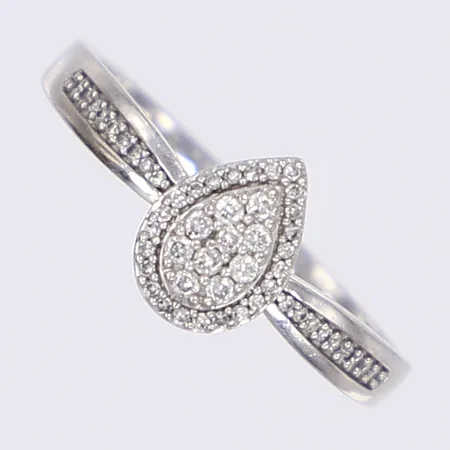 Ring med diamanter 10x ca 0,01ct, 42x ca 0,001ct, stl 17¾, bredd 2-9mm, vitguld 18K Vikt: 2,6 g