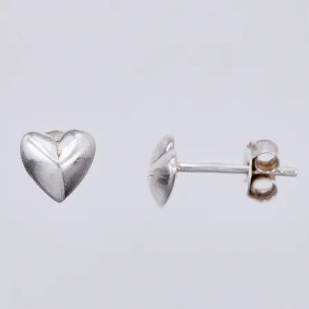 Ett par örhängen hjärtan, Ø ca 5mm, 925/1000 silver  Vikt: 0,9 g