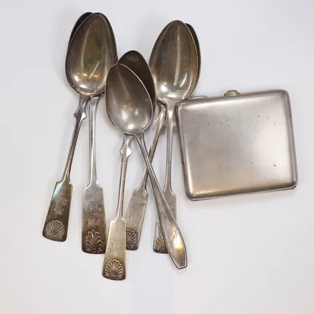 Diverse silver, delvis gravyr, med slitage, silver 830/1000 Vikt: 402,9 g